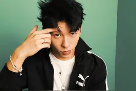 许光汉登封面 牛仔背带裤造型阳光帅气图片