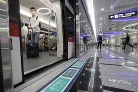 地铁大兴机场线即将运营满一年 首开4编组列车图片
