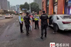 女子被人强行抱上车辆？民警拦截后发现虚惊一场图片