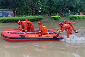 深圳宝安暴雨致道路中断，6人被困桥底，消防徒步涉水救援视频封面