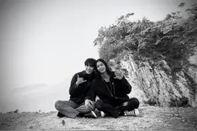 韩国艺人金智勋SNS发布与李准基合影图片