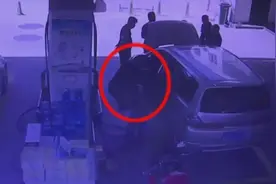 济南一男子加油站内偷手机被抓狡辩称拿错了 面对黑白两部手机称：屏幕一样图片