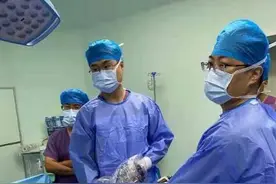 1500粒！男子被腰疼折磨数年，专家巧手取出千余颗结石图片