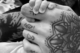 超模吉吉·哈德迪生女美渣当爸！晒照父爱满满图片