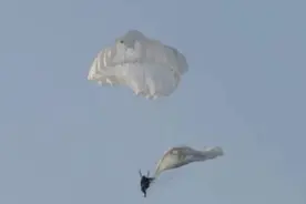 海拔4000米，特战队员挑战高原非携氧跳伞图片