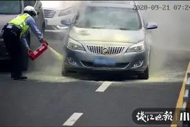 宁波街头汽车自燃，随时会爆炸，一个个平民英雄出现了图片