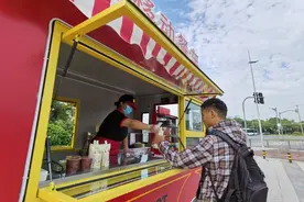 上海这个小区门口来了辆早餐车，一小时里百余居民挤到窗口前图片