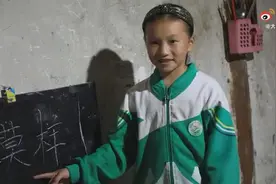9岁女孩每天给爷爷上课，原因暖化了图片