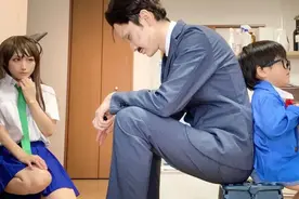 日本一家三口cos柯南名场面走红！引无数网友围观：这种爸妈也太有趣了吧图片