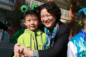 喧闹人群中，她搂住了“躲在角落的他”一批联盟学校以行动缅怀教育家朱小蔓图片