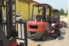 菏泽市定陶区：为非道路移动机械喷涂“环保身份证”图片