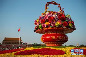 你我如约而至——国庆天安门广场大花篮下的“约定”图片