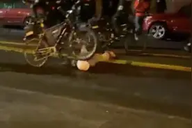 残酷！抗议者受伤倒地，美国警察骑自行车径直从其脖子上碾过图片