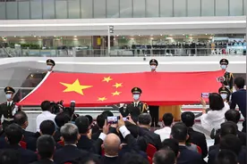 大兴机场投运一周年，去年天安门广场升起的国旗将在此永久展示图片