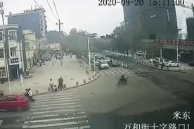 外卖小哥16秒停住失控汽车怎么回事？画面详情经过曝光网友大赞图片
