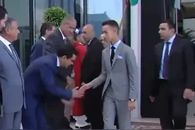 30秒｜摩洛哥王子一生都在“糊弄”握手？事实并非如此视频封面