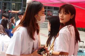 且看山东工艺美院模特专业新生，个个都是大长腿美女帅哥图片