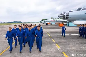 海军轰六战机昼夜巡航南海图片