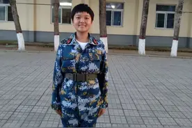 曾经“感谢贫穷”考上北大的女孩，参军了图片