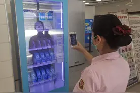 地铁普及小包装口罩自助售卖第一天，忘记戴口罩乘客仅1分钟就完成购买图片