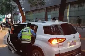 西安一孕妇开车途中，突然羊水破裂！这可咋办？图片