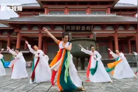 「紫牛头条」国字脸男士跳性感东方舞，就像敦煌壁画里走出来的飞天图片