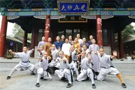 王宝强百花奖直播重回少林寺 感念师恩现场比武图片