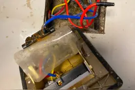 南宁一小区排水管堵塞，污水反冒至二楼！业主怒了，要求物管赔偿图片