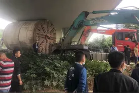 近百吨平板车被卡立交桥下一昼夜，最终脱困预计还要36小时图片