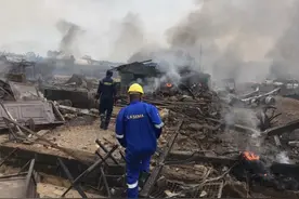 尼日利亚拉各斯油罐车爆炸致30人受伤 20多栋建筑被毁图片