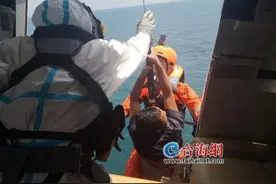 一船员海中漂流10小时，被成功救起送厦治疗图片