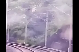 画面惊心！2小孩为拍短视频逼停动车30分钟，公安部已给予相应处罚图片