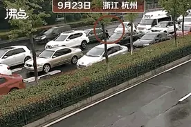 小伙冒雨在车流中奔跑1公里，原来是为了这件事图片