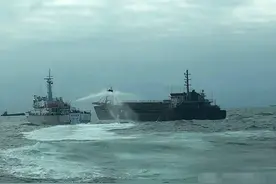 民进党人士曝台海巡舰艇用高压水枪射击大陆抽砂船，还声称大型舰艇将接力支援马祖图片