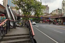 解放路过街天桥，大妈从自动扶梯上摔下受伤！市民称电梯“太窄太陡”图片
