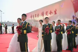 最美集体婚礼！14对军婚新人今天结伴牵手同行图片