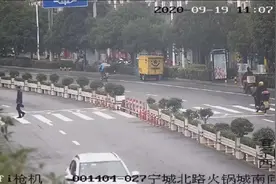 看到这一幕，外卖小哥狂追8分钟……图片