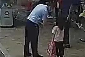 山东一民警校门口帮小女孩扎辫子，网友：警察叔叔啥都会图片