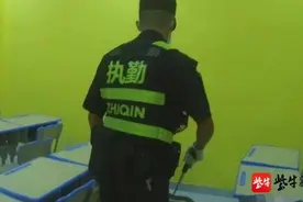 一只黄鼠狼误闯进教室，民警赶来驱逐“不速之客”图片