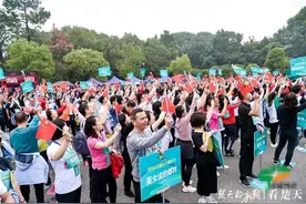 坚决不掉队、风驰电掣队、光谷后浪队……60余支队伍健步光谷生态大走廊最南端图片