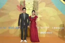 冯绍峰亮相第35届百花奖红毯 灰色西装清爽帅气图片