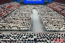 武大为投身湖北抗疫一线医护子女颁发奖励证书图片