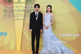 王俊凯易烊千玺亮相百花闭幕红毯 周冬雨杨紫争艳图片