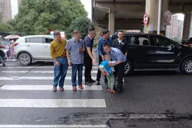 下班高峰期4岁孩子赌气独自站在马路中央，妈妈还是不妥协图片