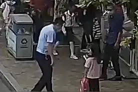“警察叔叔，你能帮我扎一下头发吗？”图片