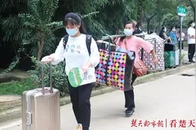龙凤胎兄妹考上同所大学同一专业，父母挑着扁担送他们上学图片