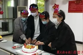 社区举办集体生日会，居民感叹“比在家过生日还开心”图片
