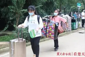 龙凤胎兄妹考上同所大学同一专业，父母挑着扁担送他们上学图片