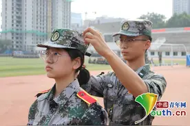 画面太暖！00后大学生担任05后新生军训教官图片