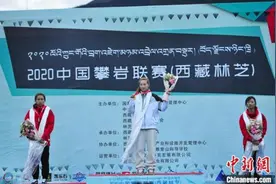 两名中国选手在西藏林芝超越女子速度攀岩世界纪录图片